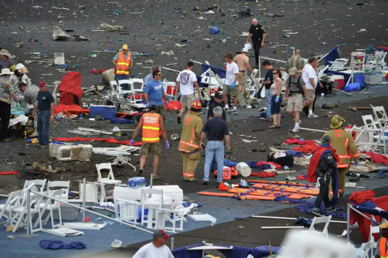 造成两名飞行员死亡的致命碰撞给里诺航展带来悲惨结局，令专家们感到困惑