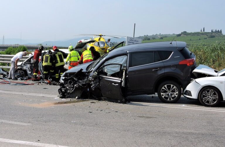 80号州际公路在纳帕-索拉诺边境坠毁，造成至少一人死亡